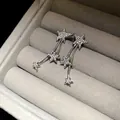 Primo piano di orecchini a stella d'argento con strass scintillanti incastonati - Perno in Argento-Argento