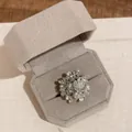 Detailaufnahme eines vintage silbernen Blumen-Cluster-Rings in einer Box - 3D-Blütencluster-Stil (HR3139) / Silber
