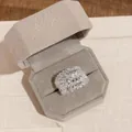 Detailaufnahme eines breiten Kristallrings in einer grauen Samtschmuckschatulle - Gestapelter Kristallstil (HR3137) / Silber