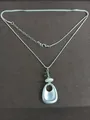 Collier argenté de style coréen avec pendentif goutte mat sur un fond brun sobre - Ovale (HN12576) / Argent