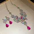 Vue détaillée d'un ensemble collier à fleurs en strass et boucles d'oreilles larmes - Ensemble collier et boucles d'oreilles / Argent Multicolore