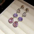 Dettaglio di orecchini argentati con cristalli a goccia rosa, viola e trasparenti. - Stile Pendente a Goccia d'Acqua Ovale / Paio / Argento Viola Rosa
