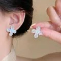 Elegantes pendientes de flor de circón plateado con diseño de pétalos calados brillantes - Pendientes de Botón (Plata) / Plateado