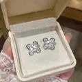 Primer plano de pendientes de flores de circón brillantes con un elegante diseño calado - Clips de oreja (Color Plata) / Plateado