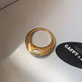 Detailaufnahme eines vergoldeten offenen Rings mit funkelndem Markasit-Zirkon - Offen (GHR389) / Gold
