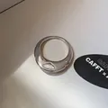 Makro-Detail eines hochwertigen, drehbaren silbernen Dom-Rings mit Zirkonia im Marquise-Schliff - Offen (GHR389) / Silber
