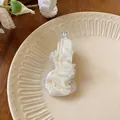 Elegante fermaglio per capelli in chiffon crema con un dettaglio in acrilico intrecciato - Bianco