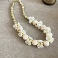 Collier élégant avec fleurs blanches et perles dorées, parfait pour un look d'été doux. - Or-Kaki