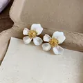 Eleganti orecchini a lobo a fiore in smalto bianco con centro dorato su sfondo beige - Flower Style (HE32225) / Bianco/Oro