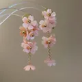 Boucles d'oreilles pendantes en fleurs de résine rose avec chaînes à pompons dorées - Rose (Tige en Acier)