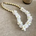 Collier élégant de style doux avec des perles dorées et des fleurs en résine blanche - Or-Blanc