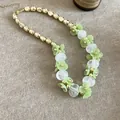 Collier d'été doux avec perles dorées et breloques de fleurs vertes translucides - Or-Vert