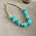 Collier élégant avec perles de fleurs turquoise fraîches et accents dorés - Or-Vert Clair