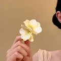 Primo piano di un'elegante molletta per capelli floreale giallo pallido opaca - Fermaglio a Becco d'Anatra (HH9825) / Pezzo Singolo / Bianco-Verde