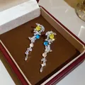 Vue détaillée des boucles d'oreilles élégantes en feuilles d'argent avec zircons - Tige en Argent (Argent) / Argent