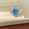 Dettaglio di un anello di lusso con zircone blu rettangolare e montatura in argento - Anello / Argento-Blu