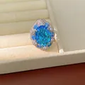 Primo piano dettagliato di un raffinato anello in zircone blu ovale in una scatola di velluto - Anello-Ovale / Argento-Blu