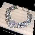 Detailansicht der eleganten dreilagigen Blumen-Strass-Halskette auf Schmuckdisplay - Halskette (HN11923) / Silber