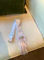 Elegante Seidenband-Halskette mit Spitzenschleife und silbernem Herzanhänger. - Band Krawatte-Weiß-Herzschleife
