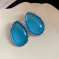 Eleganti orecchini a lobo in resina a goccia, blu vibrante con bordo argentato - Argento/Blu