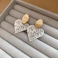 Detailansicht der herzförmigen hohlen Ohrringe mit Goldstecker im Schmuckfach - Herz-Ausschnitt-Stil / Gold