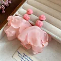 Boho-Ohrringe mit rosa Chiffon-Blütenblättern für den Strandurlaub und Eleganz - Silber-Ohrstecker-Stil / Rosa