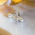 Elegante silberne Creolen im französischen Stil mit zwei glänzenden weißen Perlen - Ohrclip (HE33532) / Silber