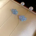 Dettaglio di orecchini a nuvola in acrilico con aghi d'argento e nappe di perle. - 银针白色蓝色款式 / Blu Fantasia