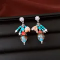 Primer plano de pendientes vintage de plata con perlas, turquesas y cuentas de cristal - Plateado/Azul/Café