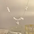 Dettaglio dell'elegante collana con pendente a stella, zirconi e perle bianche - Argento