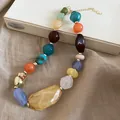 Gros plan de perles de résine colorées sur un collier de style ethnique et vintage - Multicolore-Jaune