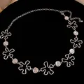 Detailansicht einer silbernen Metall-Taillenkette mit eleganten Blumen- und Rosen-Motiven - Silber