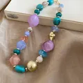 Détail montrant la texture et les couleurs d'un collier ethnique rétro en perles de résine - Violet Coloré