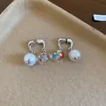 Dettaglio di orecchini stile coreano con pois colorati e perle argentate lucenti. - Argento - Arcobaleno
