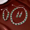 Vista dettagliata del set vintage con collana, bracciale e orecchini in zirconia verde - Collana Bracciale Orecchini / Verde