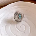 Macro dettaglio di un anello in argento regolabile con vera conchiglia e perline azzurre. - Conchiglia Perline Blu / Argento