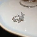 Dettaglio di un elegante anello aperto a stella marina con brillanti pietre di zirconia. - Stile Stella Marina / Argento