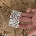 Vista dettagliata del raffinato motivo floreale di questo bracciale rigido argento - Stile in Pizzo con Fiori Traforati (1#) / Argento
