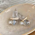 Primo piano di orecchini a goccia in resina con disco di legno e ago d'argento. - Forma a Goccia (HE33801) / Caffè Trasparente