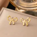 Eleganti orecchini a lobo a fiocco dorati con finitura lucida per un look moderno. - Orecchini a Fiocco (EHG3035) / Oro