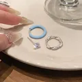 Dettaglio set di orecchini in argento con smalto blu e perno di zircone lucido - Combinazione Cerchio Argentato e Borchia in Zirconia / Blu