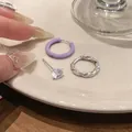 Dettaglio di cerchio in smalto viola, orecchino a spirale e perno in zircone lucido - Combinazione Cerchio Argentato e Borchia in Zirconia / Viola