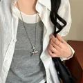 Elegante collana lunga con ciondolo a stella marina e intarsio leopardato su modella - Stile Pietra Naturale / Argento
