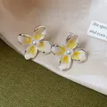 Orecchini a perno a fiore con petali in smalto giallo e ago d'argento per un look dolce - Giallo