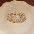 Primo piano di un bracciale di perle retrò a più strati con fiori di strass scintillanti - Oro