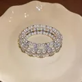 Vista dettagliata di un elegante bracciale di perle multistrato con accenti di strass - Argento
