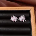Dettaglio di eleganti orecchini a lobo a fiore con zirconi cubici rosa e bianchi - Argento-Rosa