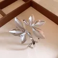 Eleganter silberner doppellagiger Blatt-Armreif für Damen mit minimalistischem Metalldesign - Silber