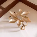 Eleganter goldfarbener, doppellagiger Blatt-Armreif für Damen - Gold