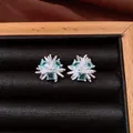 Vista dettagliata di orecchini a lobo a fiore in argento con pietre di zircone blu - Argento-Blu